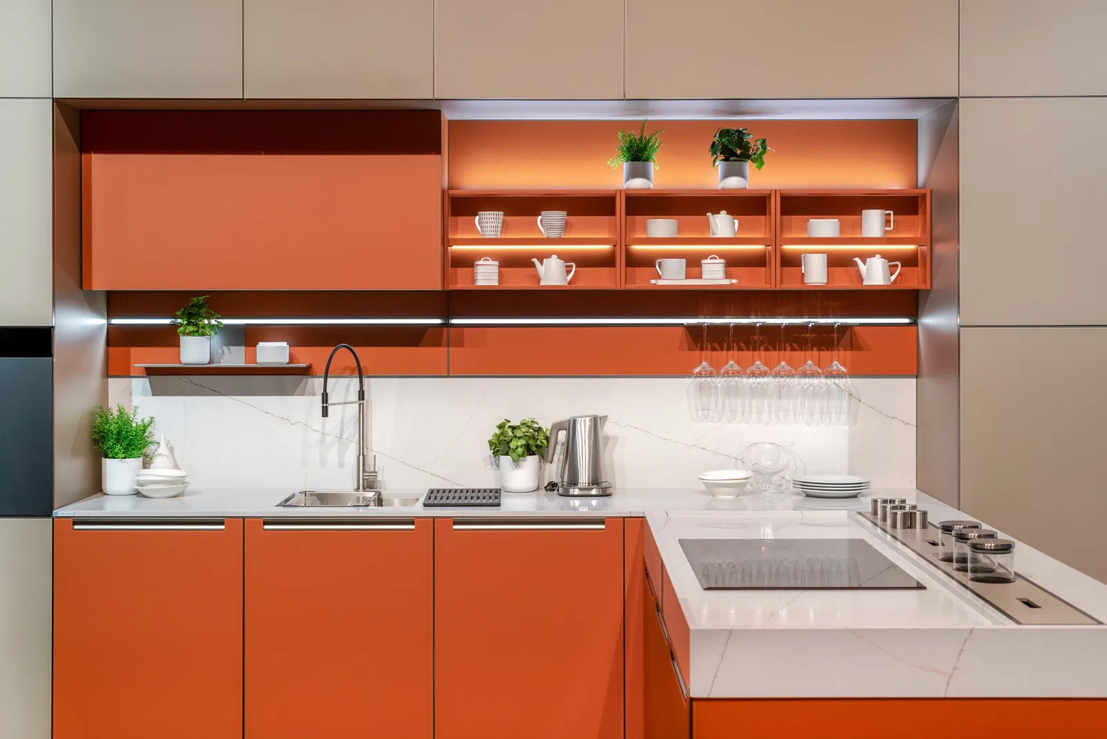 A modern kitchen sink area shows the setup for flushing an RO membrane.